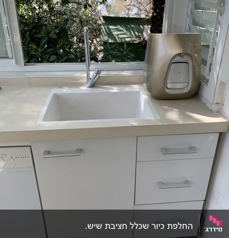 שיש במטבח עם כיור וברז כסוף